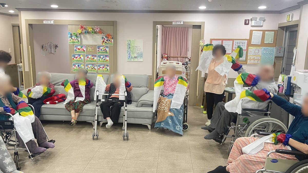 어르신들이 한삼을 들고 리듬 체조를 하는 모습